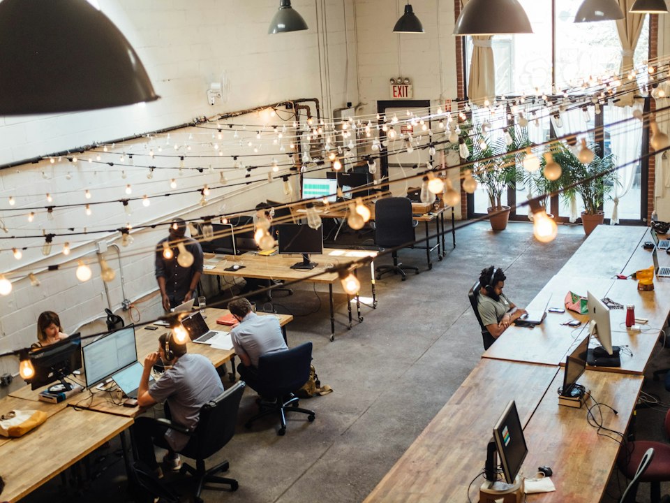Espace de coworking où travaillent des indépendants